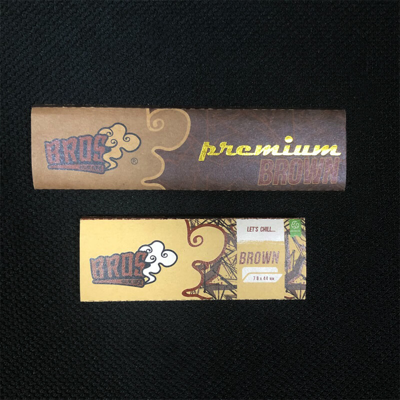 Sourcepack Manufacturer Gold Stamping White Cigarette Rolling Paper Booklet Tobacco Smoking Paper with Pre Rolled Tip
